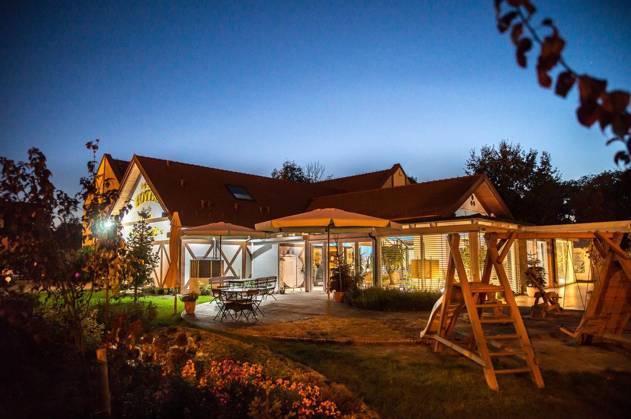 Hotel Legnicki & Restauracja ليجنيكا المظهر الخارجي الصورة